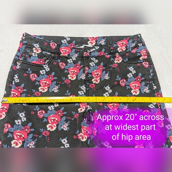 Garnet Hill size 10, EUC floral pattern jeans, modern retro style - Picture 8 of 13